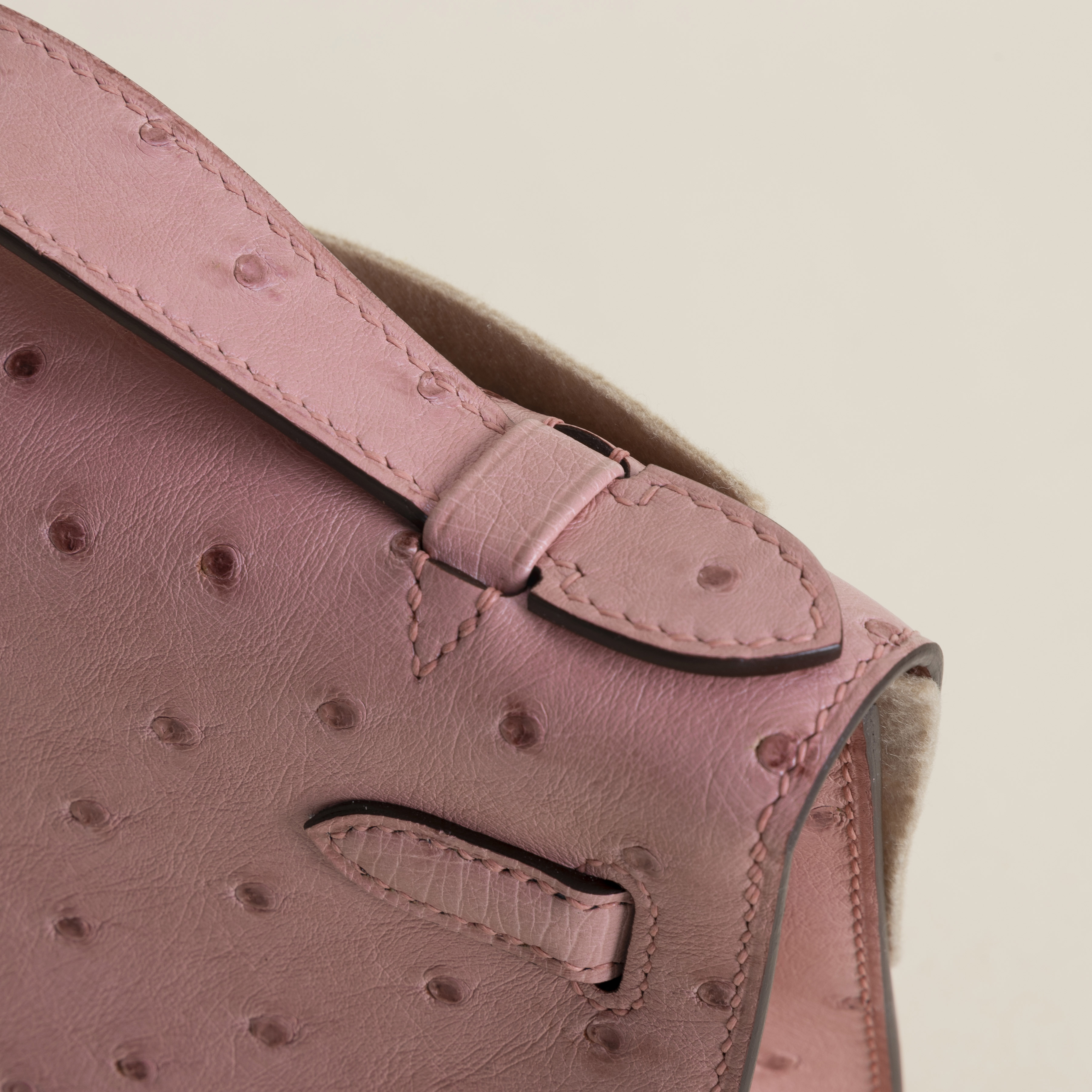 Kelly pochette Ostrich 94 Terre cuite GHW