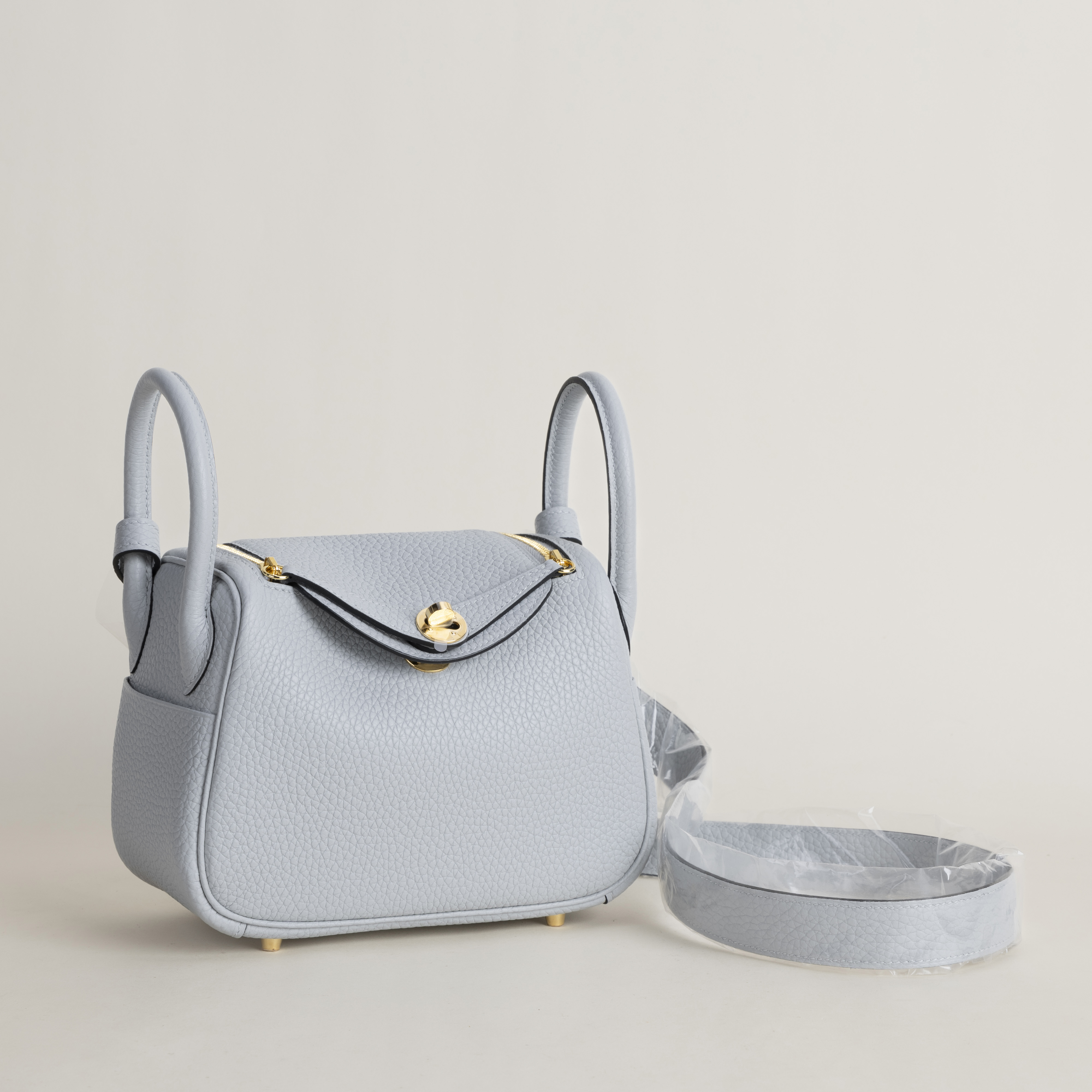 Mini Lindy Clemence leather 08 Bleu pale GHW