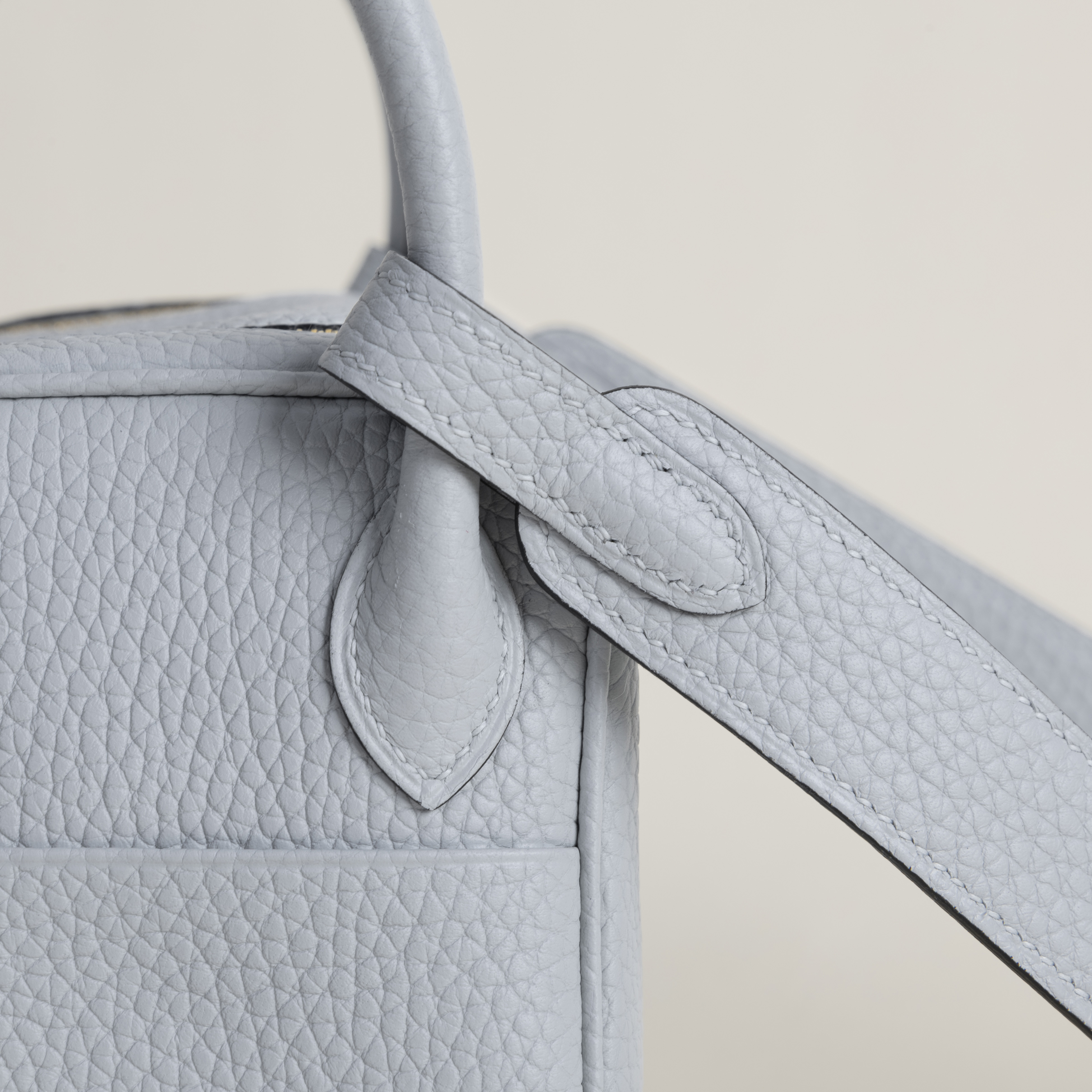 Mini Lindy Clemence leather 08 Bleu pale GHW